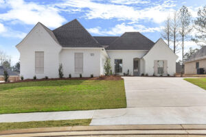 122 LAKECREST DRIVE